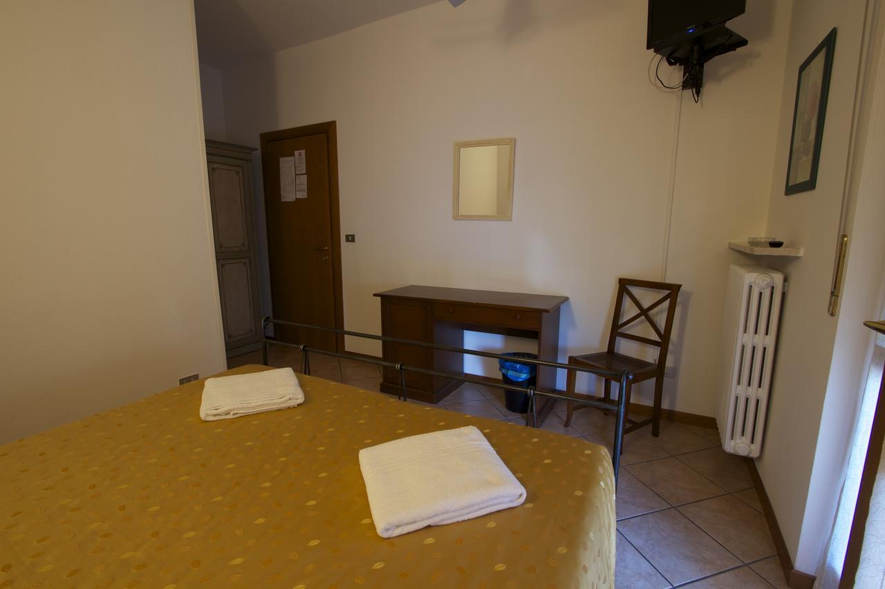 Albergo Tavernetta カステルヌオーヴォ・デル・ガルダ エクステリア 写真