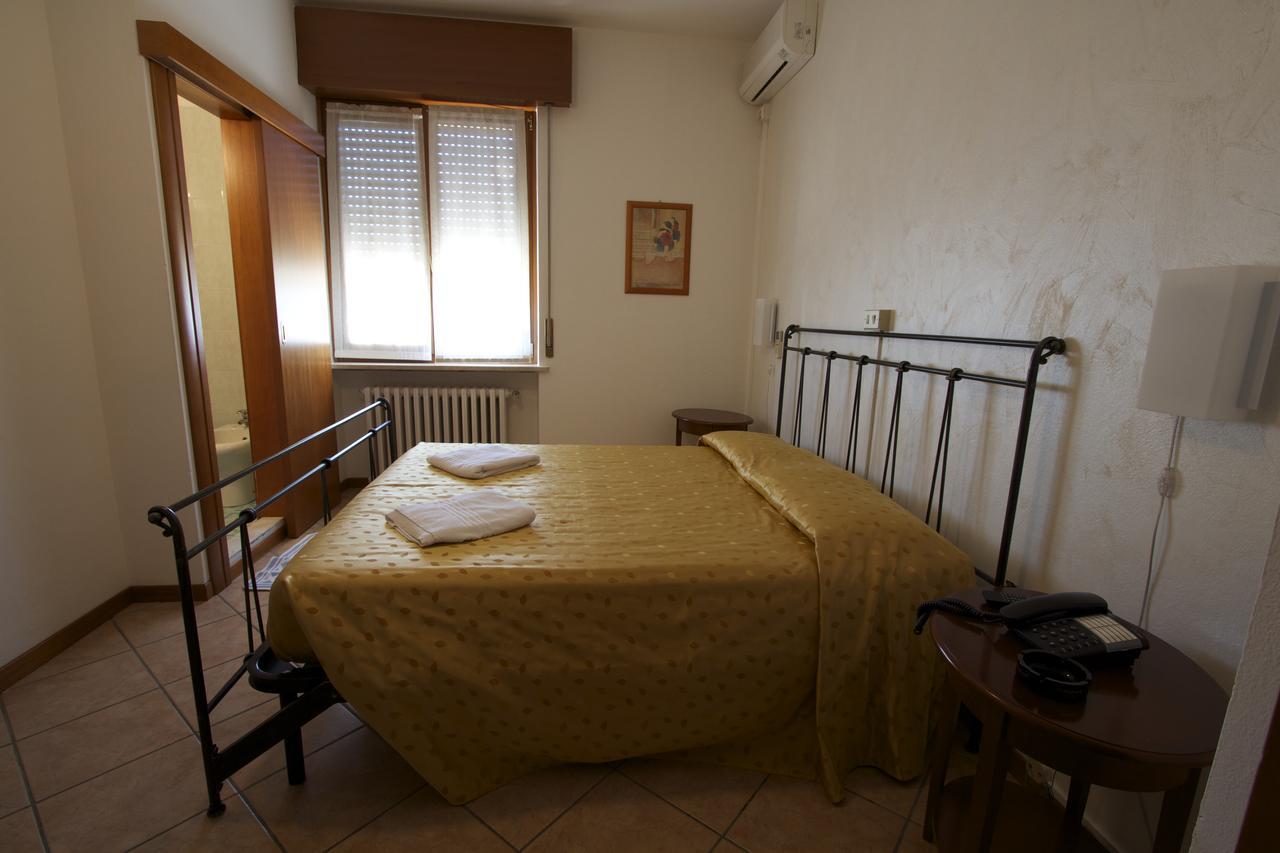 Albergo Tavernetta カステルヌオーヴォ・デル・ガルダ エクステリア 写真