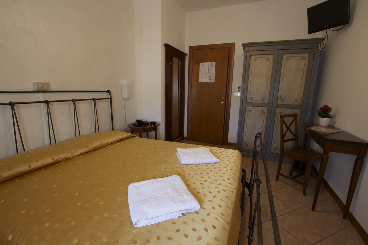 Albergo Tavernetta カステルヌオーヴォ・デル・ガルダ エクステリア 写真