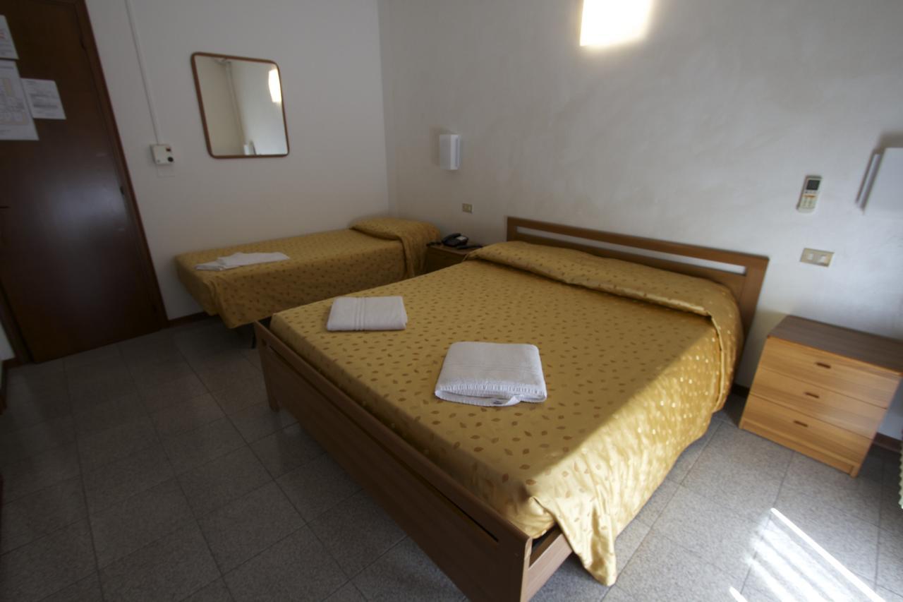 Albergo Tavernetta カステルヌオーヴォ・デル・ガルダ エクステリア 写真