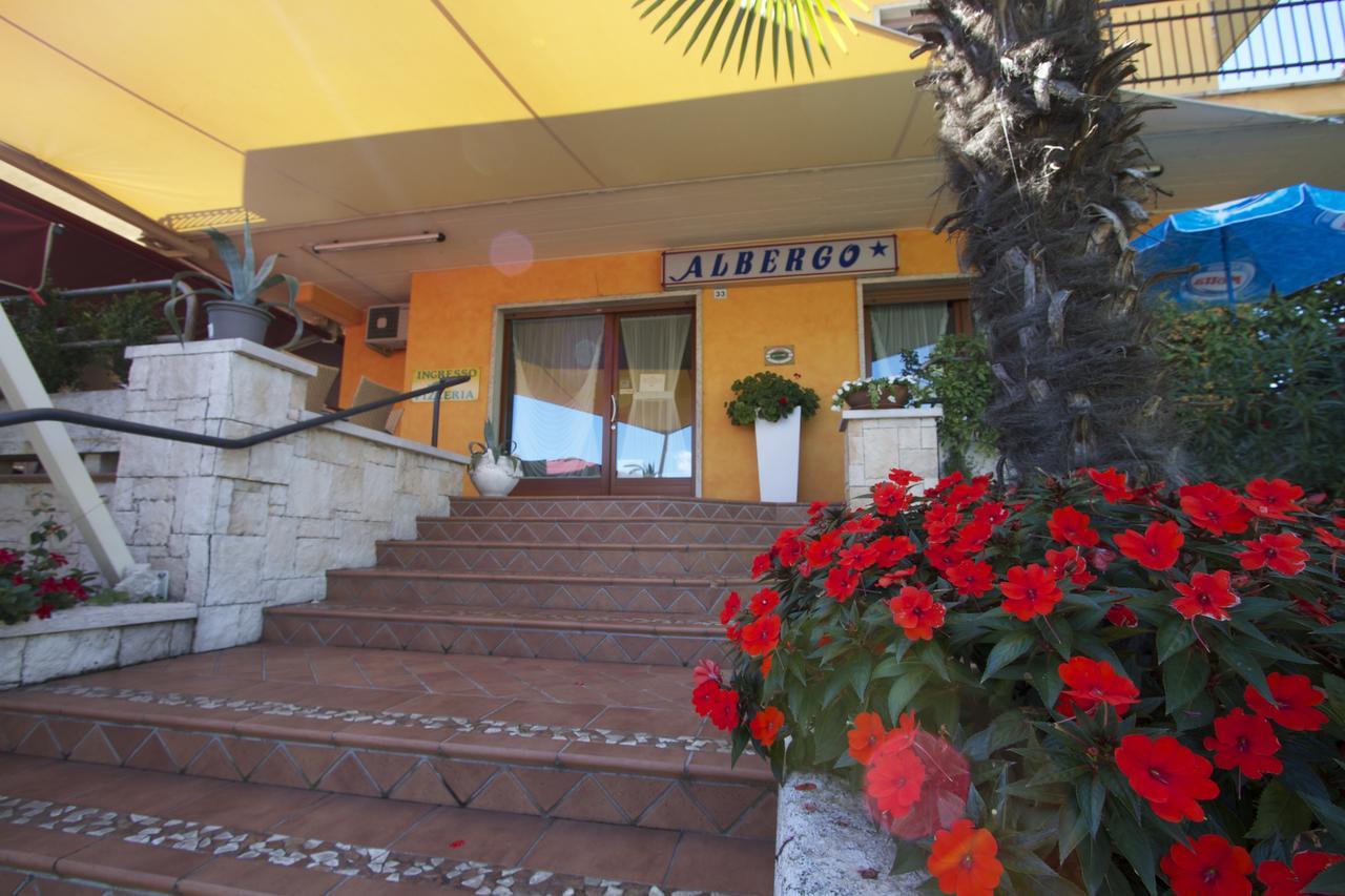 Albergo Tavernetta カステルヌオーヴォ・デル・ガルダ エクステリア 写真